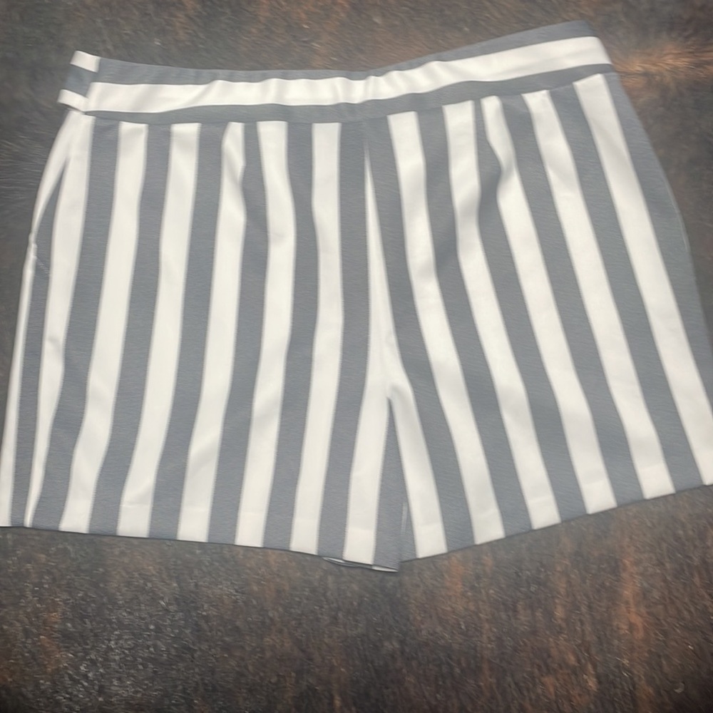 New York clothing, company, gray and white vertical striped dress shorts size 14 - Picture 2 of 4